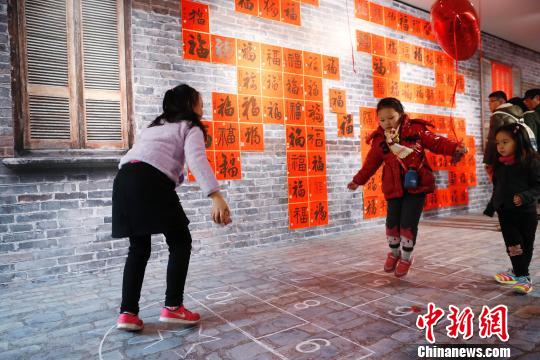 孩子在“福”字墻前玩起了上海的弄堂游戲造房子。 殷立勤 攝