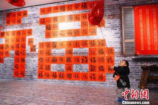 孩子在“?！弊謮η巴嫠Ｖ?。 殷立勤 攝